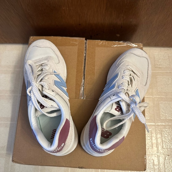 New Balance 574 in Cream and Light Blue - Picture 3 of 3